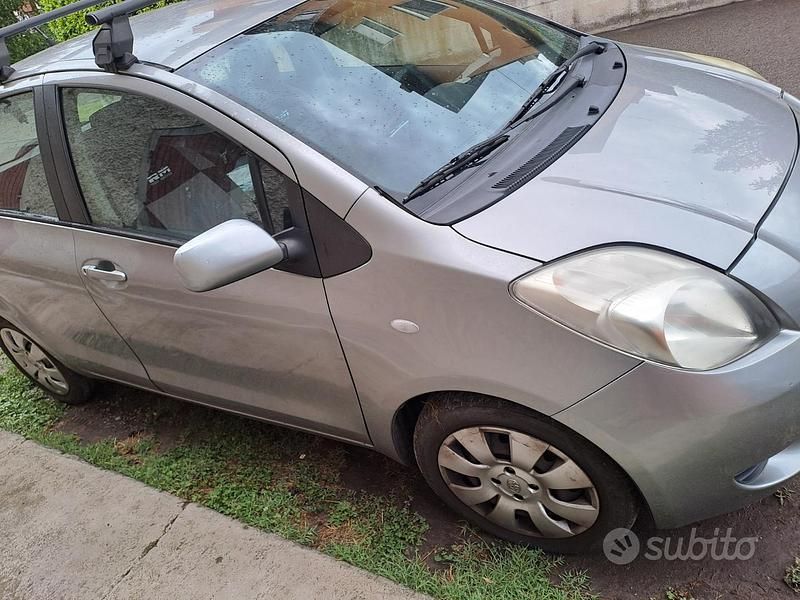 Usata Toyota Yaris 87 CV (63 kW) 2006 Grigio Utilitaria