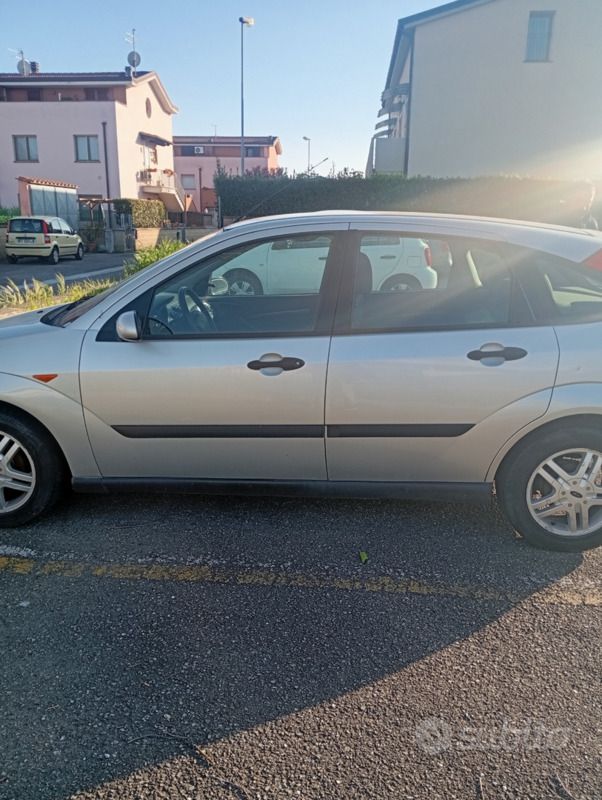 Usata Ford Focus Zetec 100 CV (73 kW) 2000 Grigio Berlina