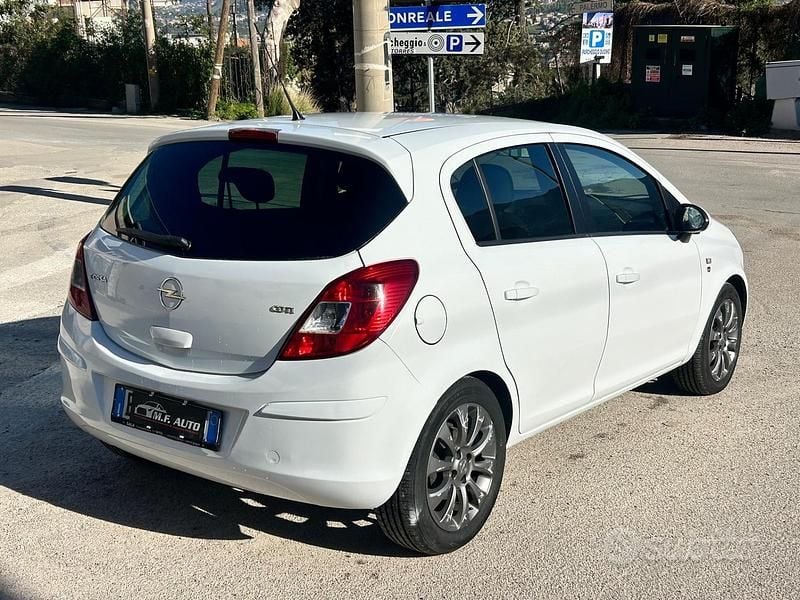 Usata Opel Corsa Edition 75 CV (55 kW) 2011 Bianco Utilitaria
