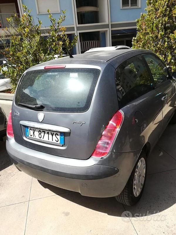 Usata Lancia Ypsilon 69 CV (50 kW) 2004 Grigio Utilitaria