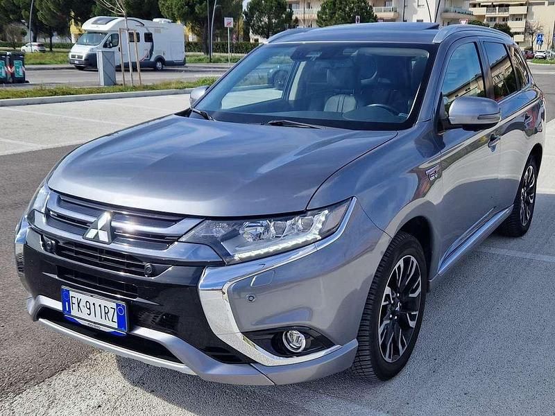 Usata Mitsubishi Outlander P-HEV Instyle 121 CV (88 kW) 2017 Grigio SUV