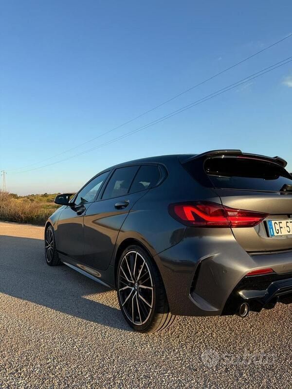 Grigio Usata 2021 BMW 118 Shadowline Due volumi | 26.999 € (Buon prezzo) - Immagine 1/4