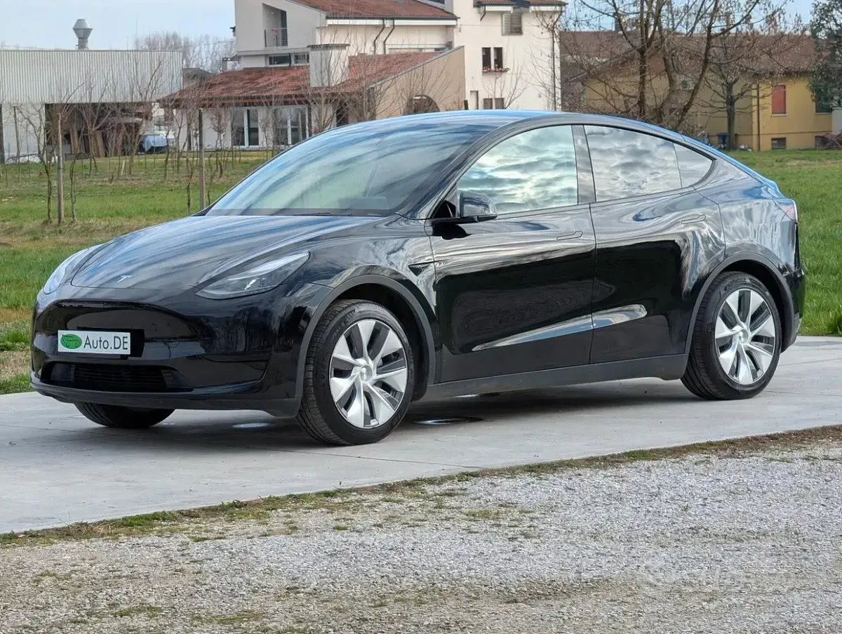 Usata Tesla Model Y RWD 88 kW (120 CV) 2024 Nero SUV