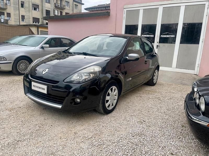 Nero Usata 2010 Renault Clio II Tre volumi | 3000 € (Buon prezzo) - Immagine 1/4