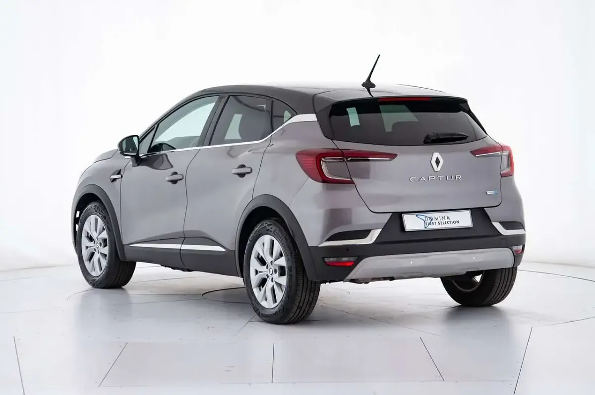 Usata Renault Captur Intens 143 CV (105 kW) 2022 Grigio SUV