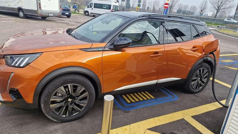 Usata Peugeot e-2008 56 kW (77 CV) 2021 Arancione SUV