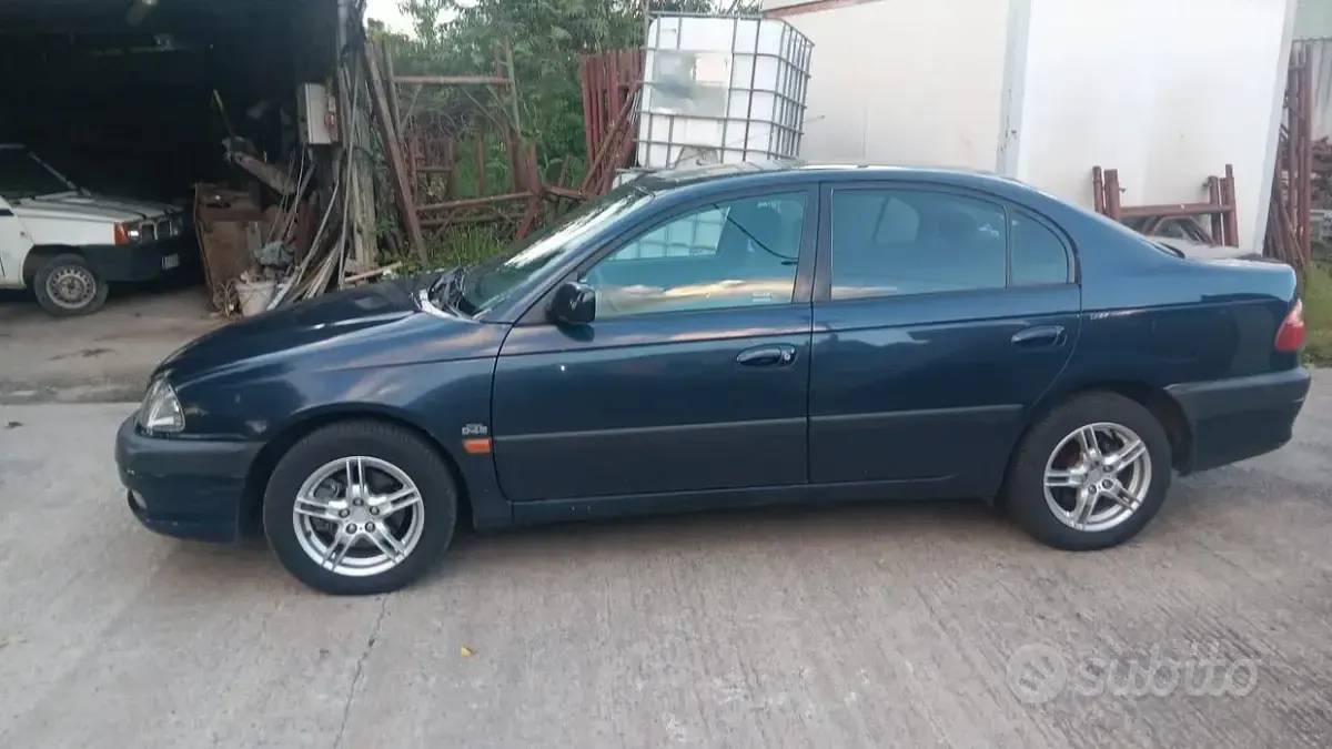 Usata Toyota Avensis 110 CV (80 kW) 2000 Blu Berlina
