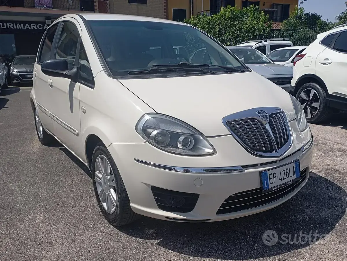 Usata Lancia Musa 77 CV (56 kW) 2012 Bianco Monovolume