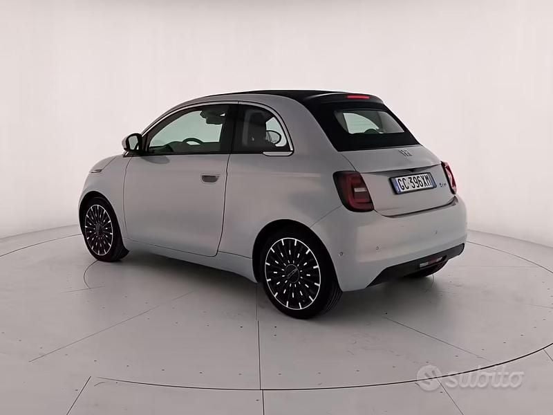 Usata Fiat 500e Passion 86 kW (118 CV) 2020 Grigio ghiacchio Cabrio