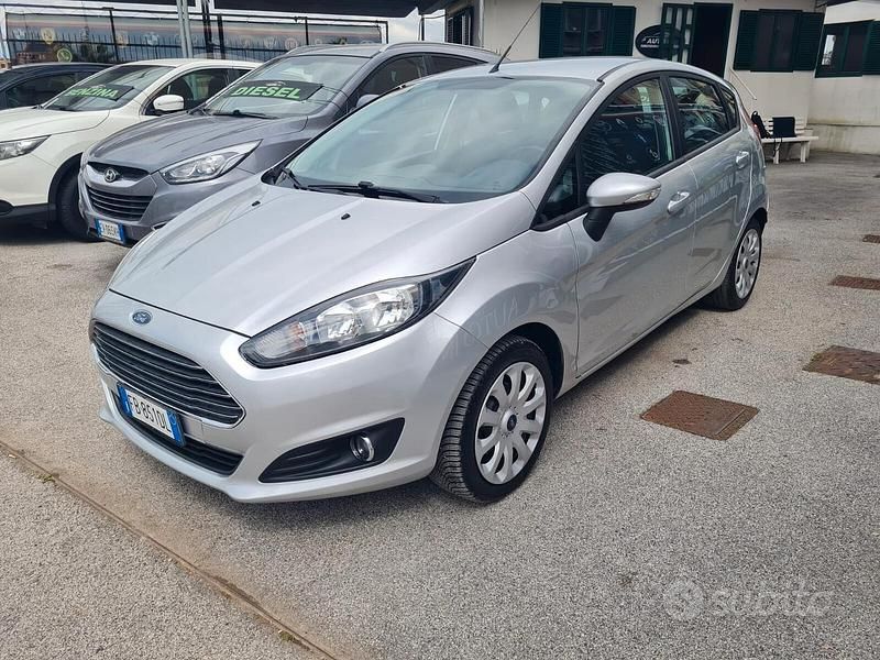 Usata Ford Fiesta 60 CV (44 kW) 2015 Grigio Berlina