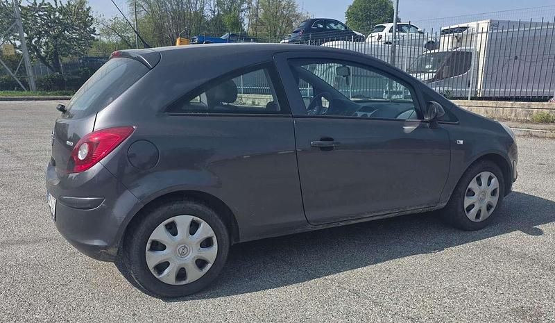 Usata Opel Corsa Edition 86 CV (63 kW) 2012 Grigio Utilitaria