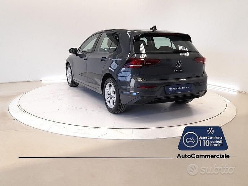 Usata VW Golf VIII Life 116 CV (85 kW) 2025 Grigio scuro Berlina