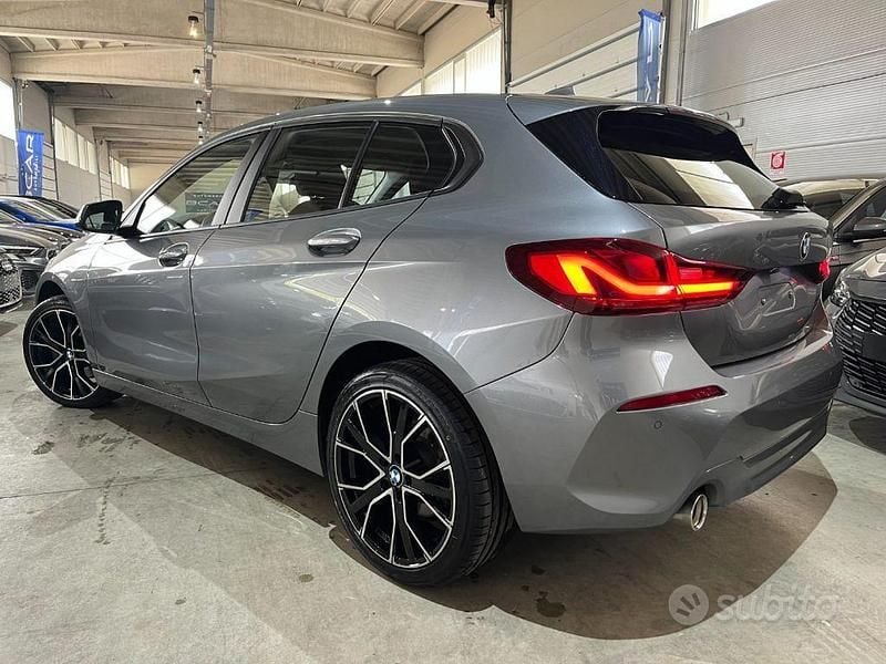 Begagnad BMW 118 Advantage 136 HK (100 kW) 2022 Grå Halvkombi
