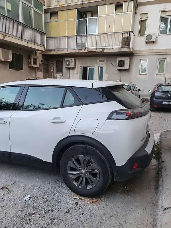 Usata Peugeot 2008 Active 102 CV (75 kW) 2022 Bianco SUV