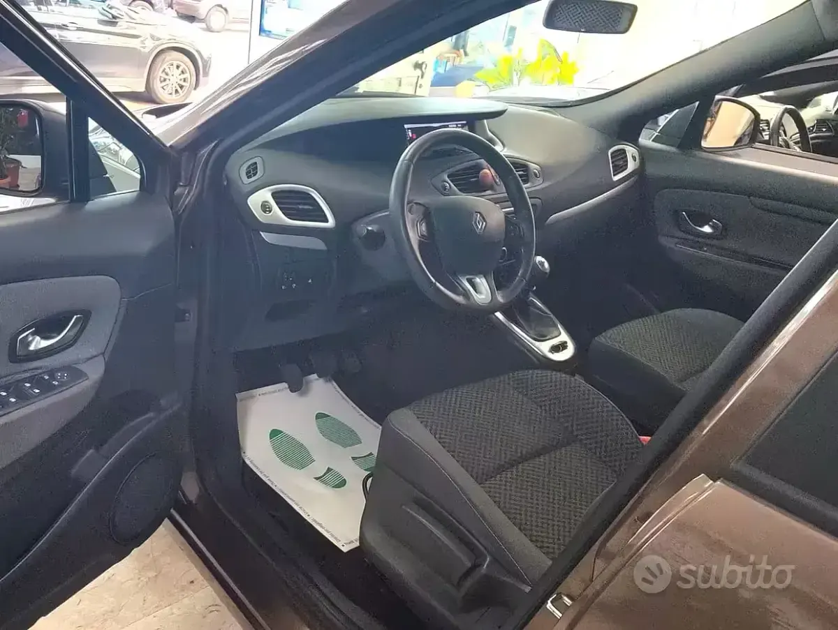 Usata Renault Scénic 110 CV (80 kW) 2011 Marrone Monovolume
