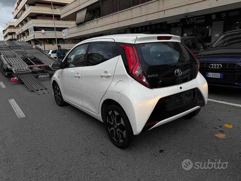 Usata Toyota Aygo Connect Style 72 CV (52 kW) 2021 Bianco Utilitaria