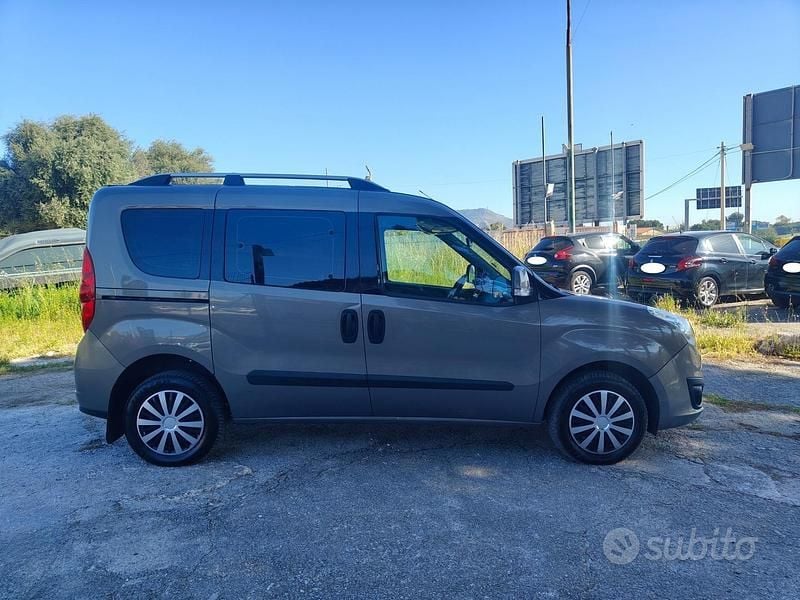 Usata Opel Combo 90 CV (66 kW) 2012 Grigio Monovolume