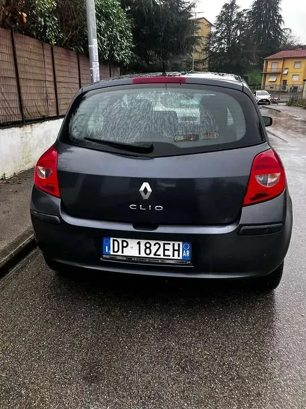 Usata Renault Clio II Authentique 75 CV (55 kW) 2008 Nero Berlina