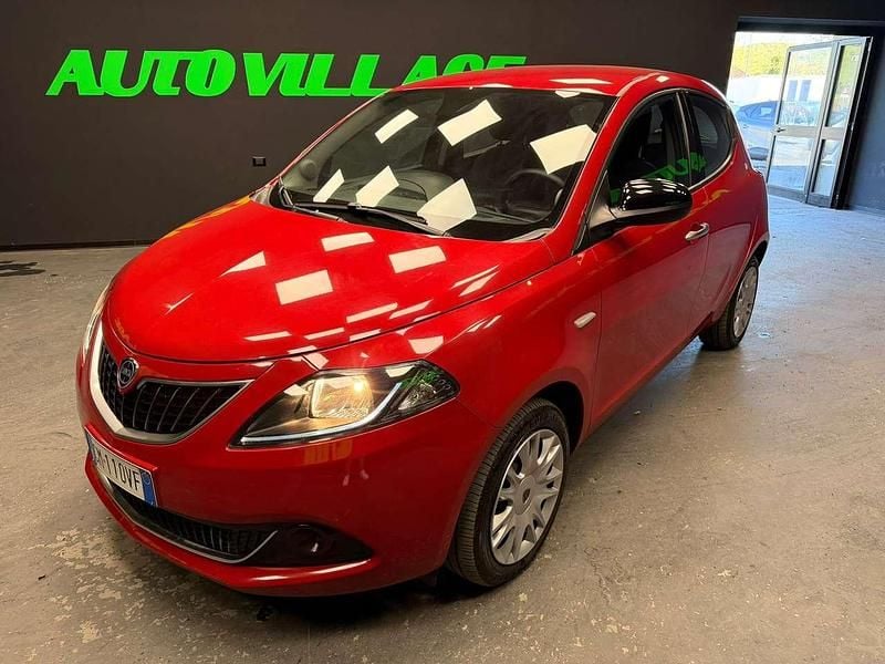 Usata Lancia Ypsilon Silver 69 CV (50 kW) 2023 Rosso Utilitaria