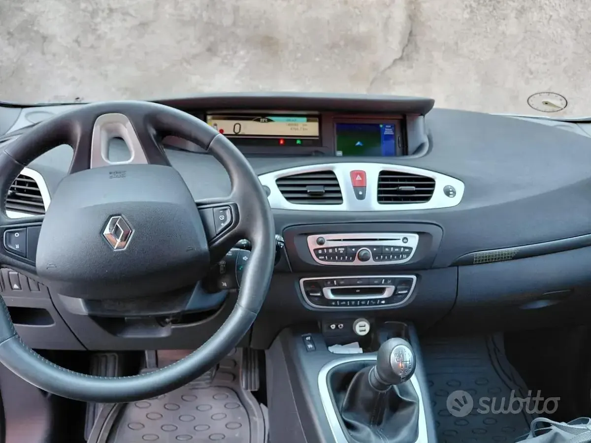 Usata Renault Scénic III 110 CV (80 kW) 2010 Grigio Monovolume