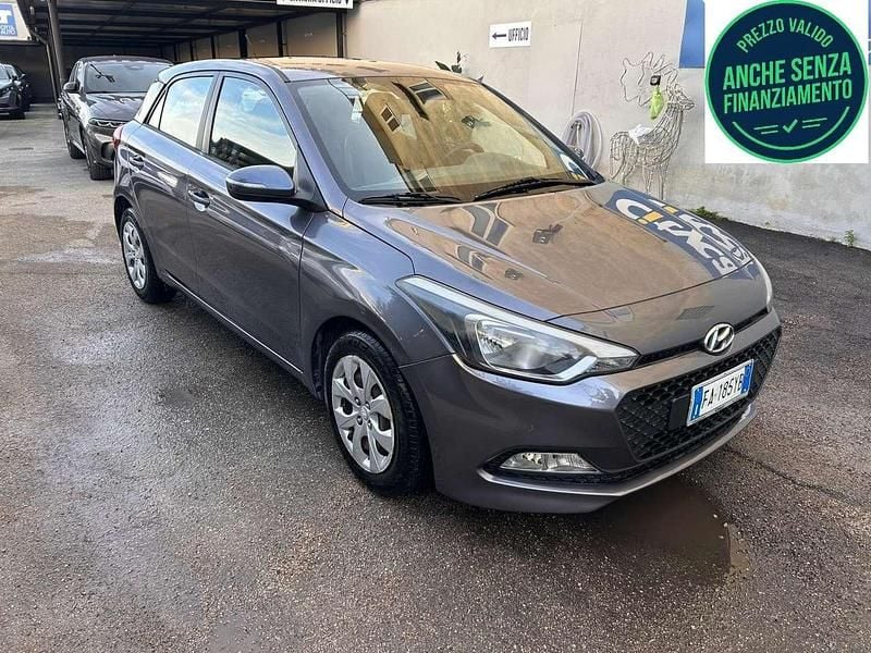 Usata Hyundai i20 Comfort 75 CV (55 kW) 2015 Grigio Utilitaria