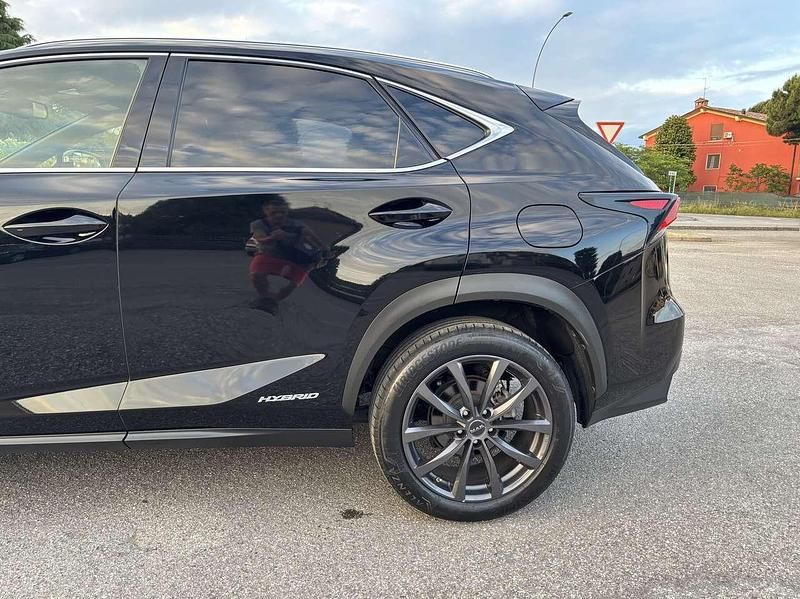 Usata Lexus NX300h Sport Line 155 CV (114 kW) 2015 Nero SUV