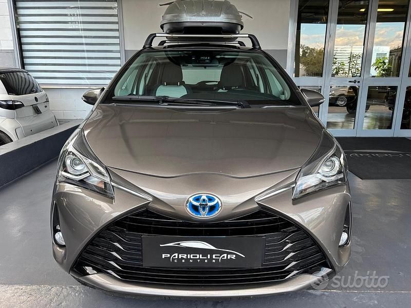 Grigio Usata 2020 Toyota Yaris Hybrid Style Tre volumi | 13.800 € (Ottimo prezzo) - Immagine 1/4