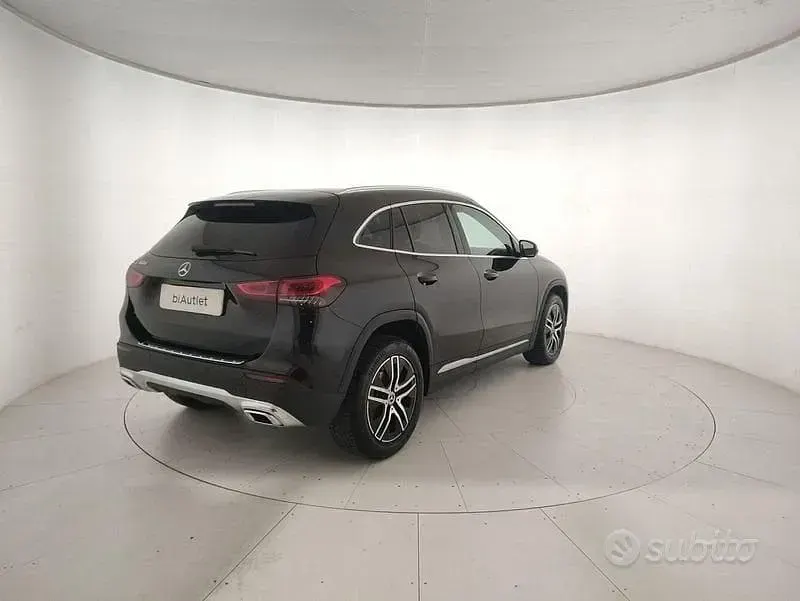 Käytetty Mercedes GLA180 116 HP (85 kW) 2022 Musta Katumaasturi