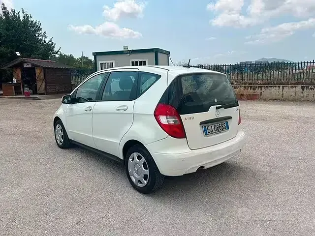 Usata Mercedes A180 Avantgarde 109 CV (80 kW) 2011 Bianco Utilitaria