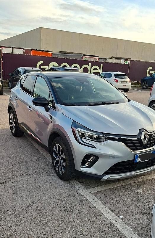 Usata Renault Captur 101 CV (74 kW) 2023 Grigio SUV