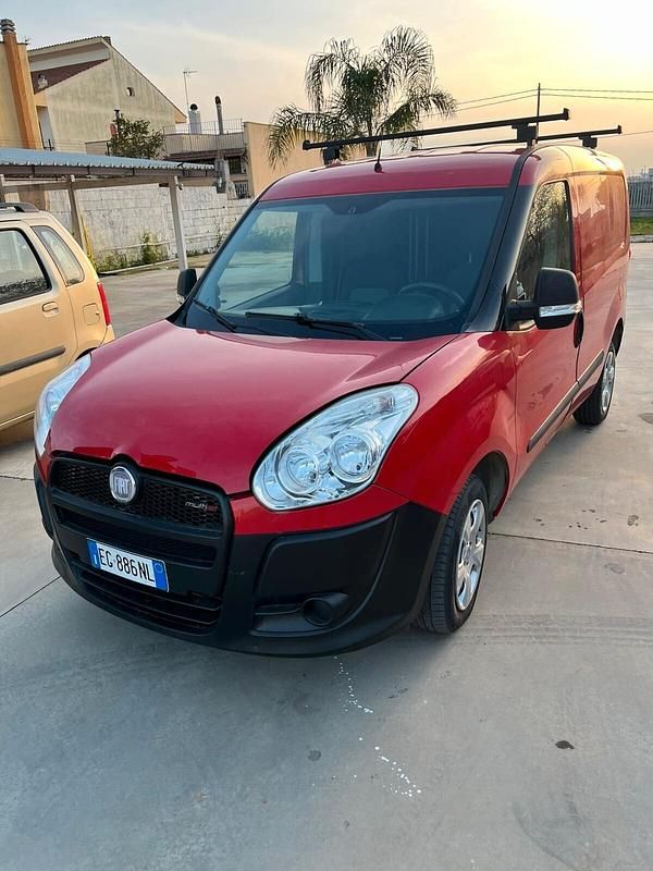 Usata Fiat Doblò 90 CV (66 kW) 2011 Rosso Monovolume