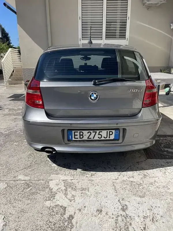 Begagnad BMW 118 143 HK (105 kW) 2010 Grå Halvkombi