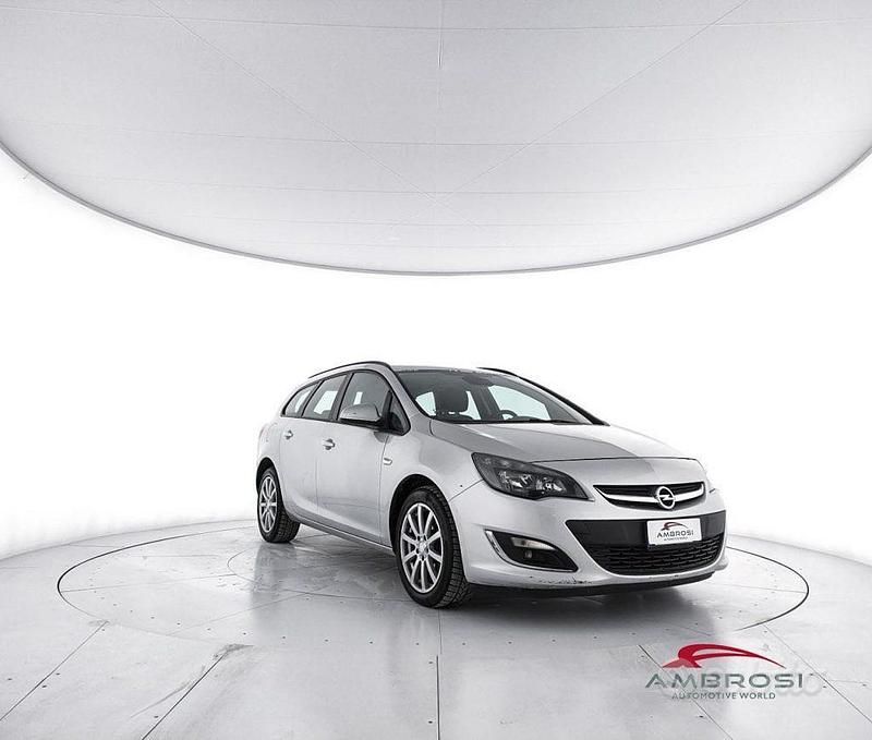 Usata Opel Astra 130 CV (95 kW) 2013 Grigio