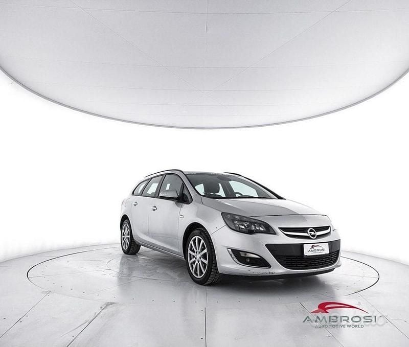 Usata Opel Astra 131 CV (96 kW) 2013 Grigio