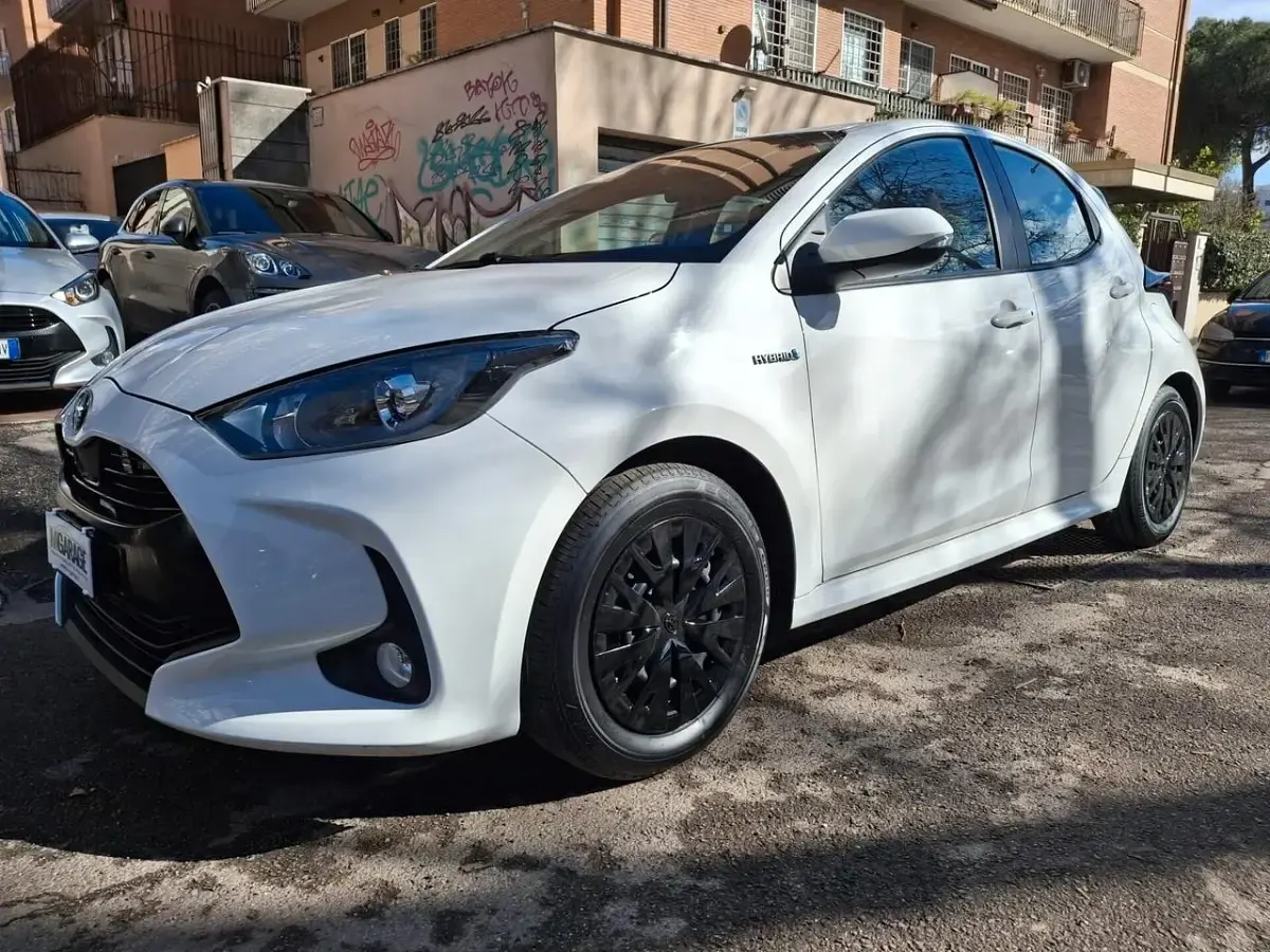 Usata Toyota Yaris Hybrid Business Edition 92 CV (67 kW) 2021 Bianco Berlina