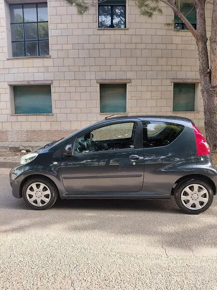 Usata Peugeot 107 68 CV (50 kW) 2010 Grigio Utilitaria