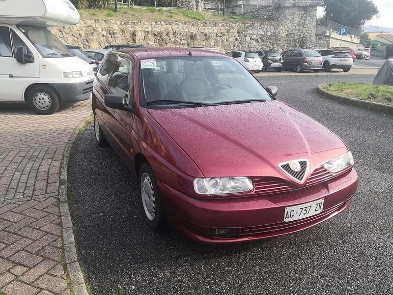 Usata Alfa Romeo 145 90 CV (66 kW) 1995 Rosso Utilitaria