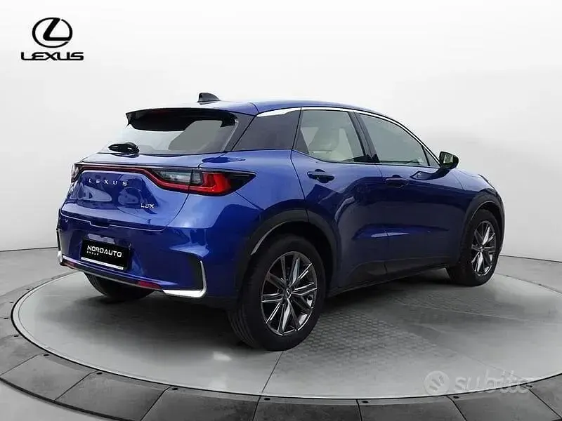 Usata Lexus LBX 136 CV (100 kW) 2024 Blu/azzurro SUV