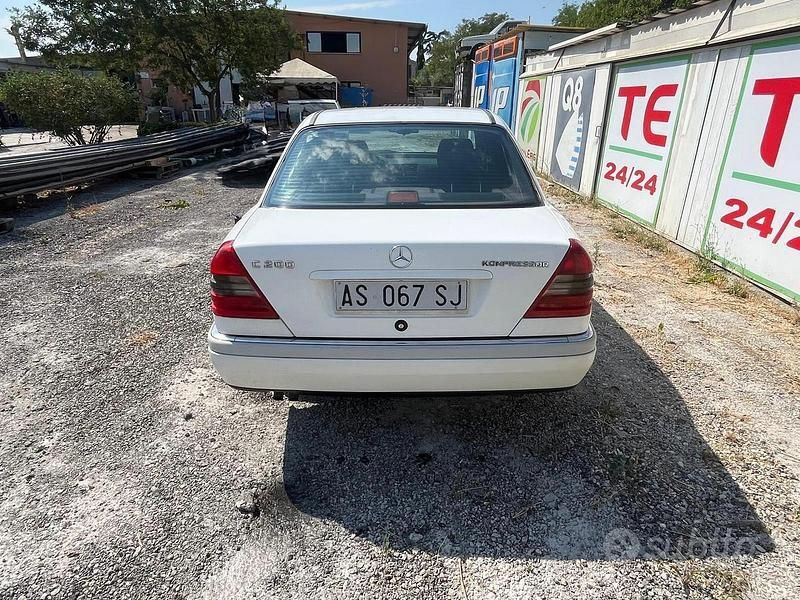 Usata Mercedes C200 192 CV (141 kW) 1997 Bianco Berlina