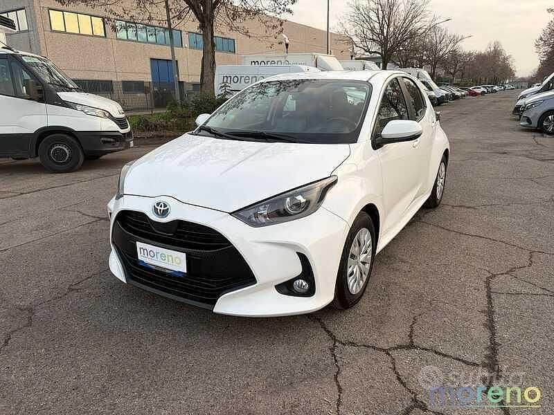 Usata Toyota Yaris Hybrid Active 92 CV (67 kW) 2022 Bianco Utilitaria