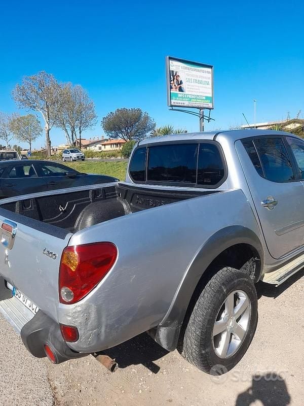 Usata Mitsubishi L200 136 CV (100 kW) 2006 Grigio Pick-up