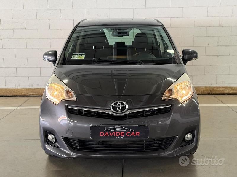 Usata Toyota Verso-S Active 99 CV (72 kW) 2011 Grigio Monovolume