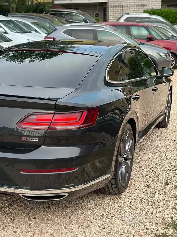 Usata VW Arteon R-line 190 CV (139 kW) 2018 Grigio Utilitaria