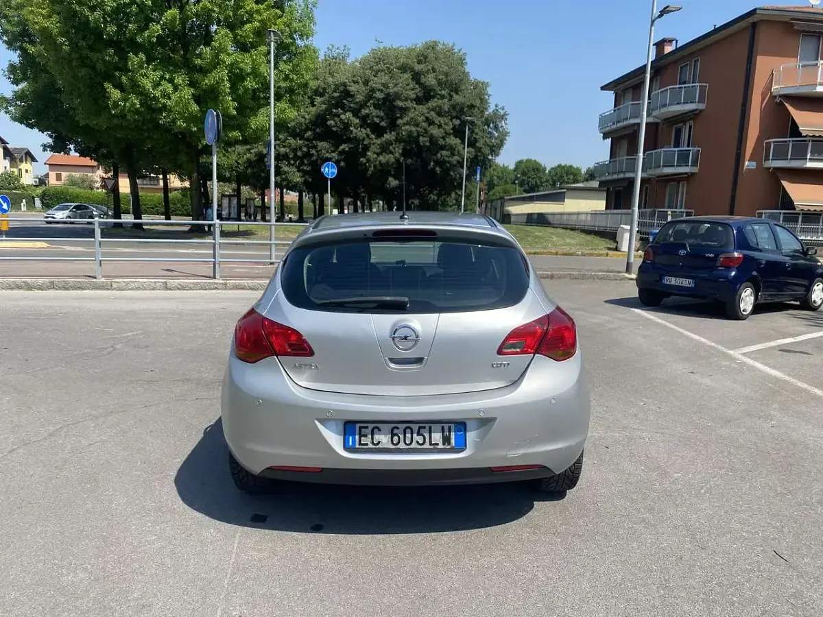 Usata Opel Astra Cosmo 110 CV (80 kW) 2010 Argento Berlina