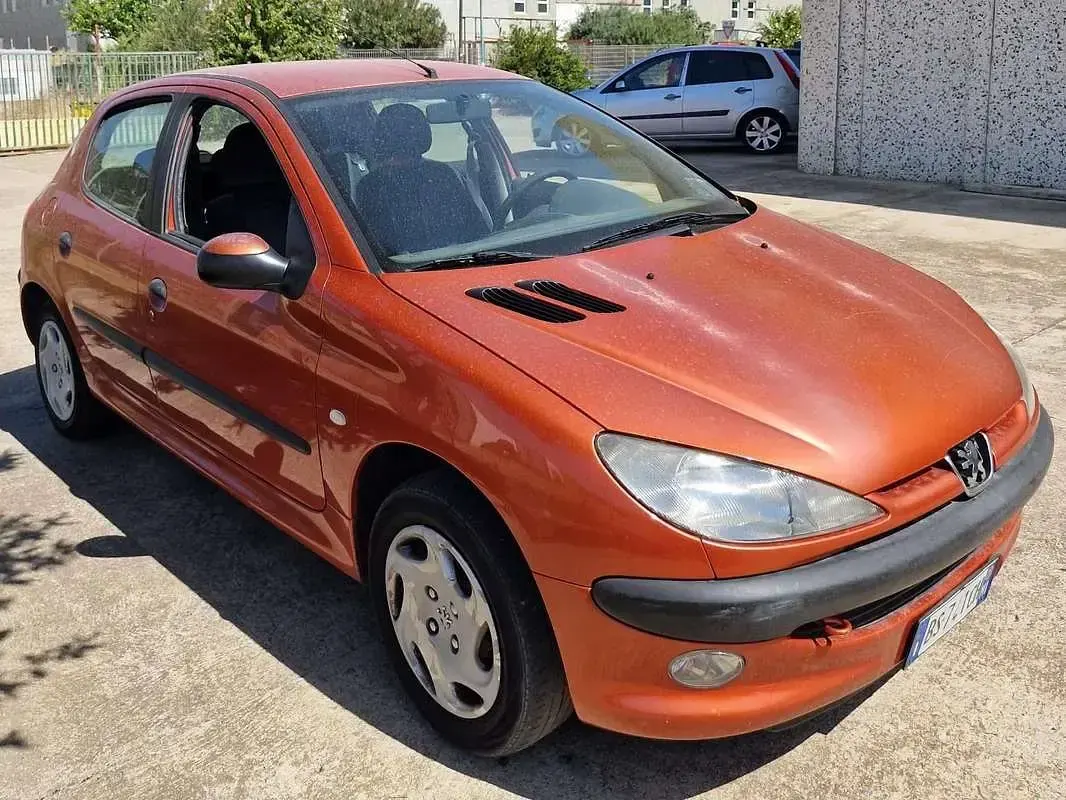 Usata Peugeot 206 75 CV (55 kW) 2001 Arancione Berlina
