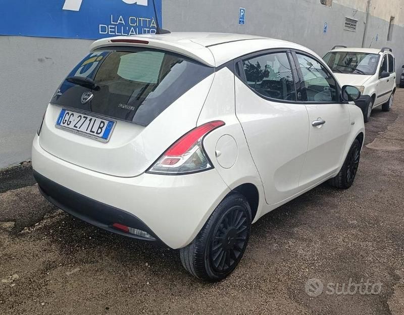 Usata Lancia Ypsilon Silver 69 CV (50 kW) 2021 Bianco pastello Utilitaria