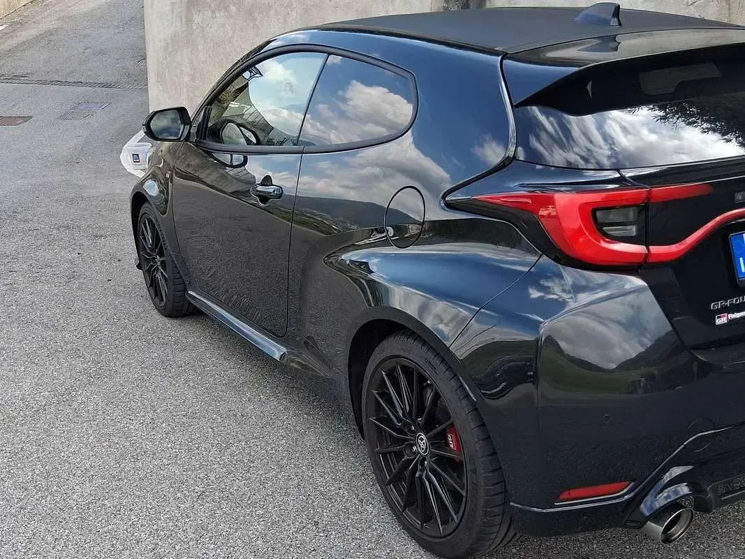Usata Toyota Yaris 280 CV (205 kW) 2024 Nero Utilitaria