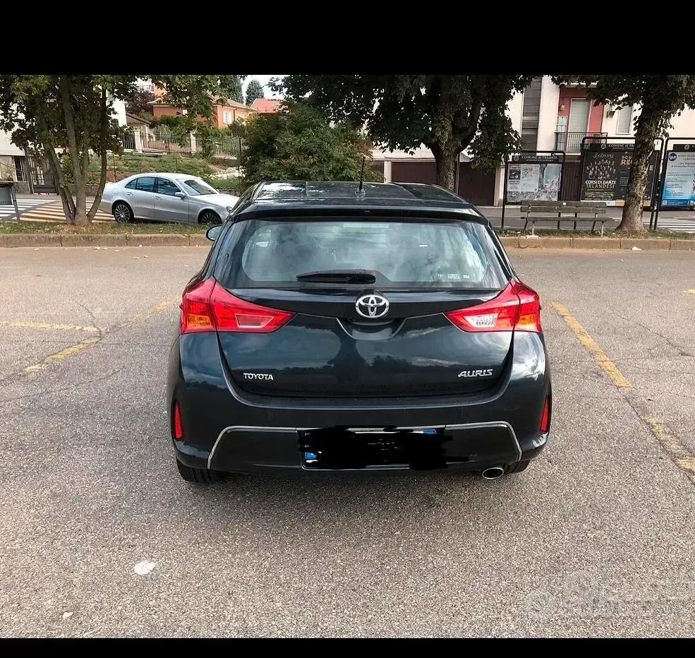 Usata Toyota Auris Hybrid Active 132 CV (97 kW) 2013 Blu Berlina