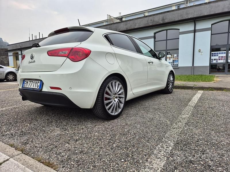 Usata 2012 Alfa Romeo Giulietta Due volumi | 4500 € (Buon prezzo) - Immagine 1/4