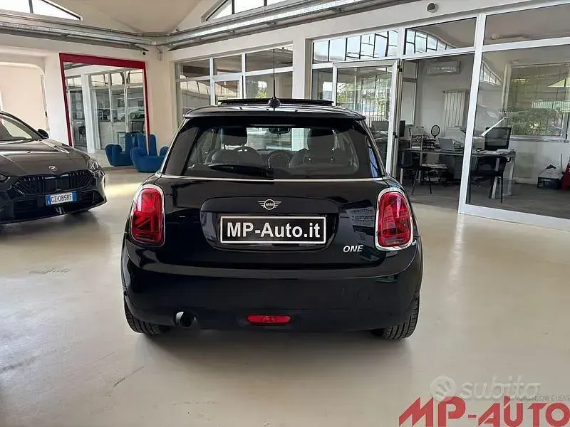 Usata Mini ONE 102 CV (75 kW) 2020 Nero Utilitaria
